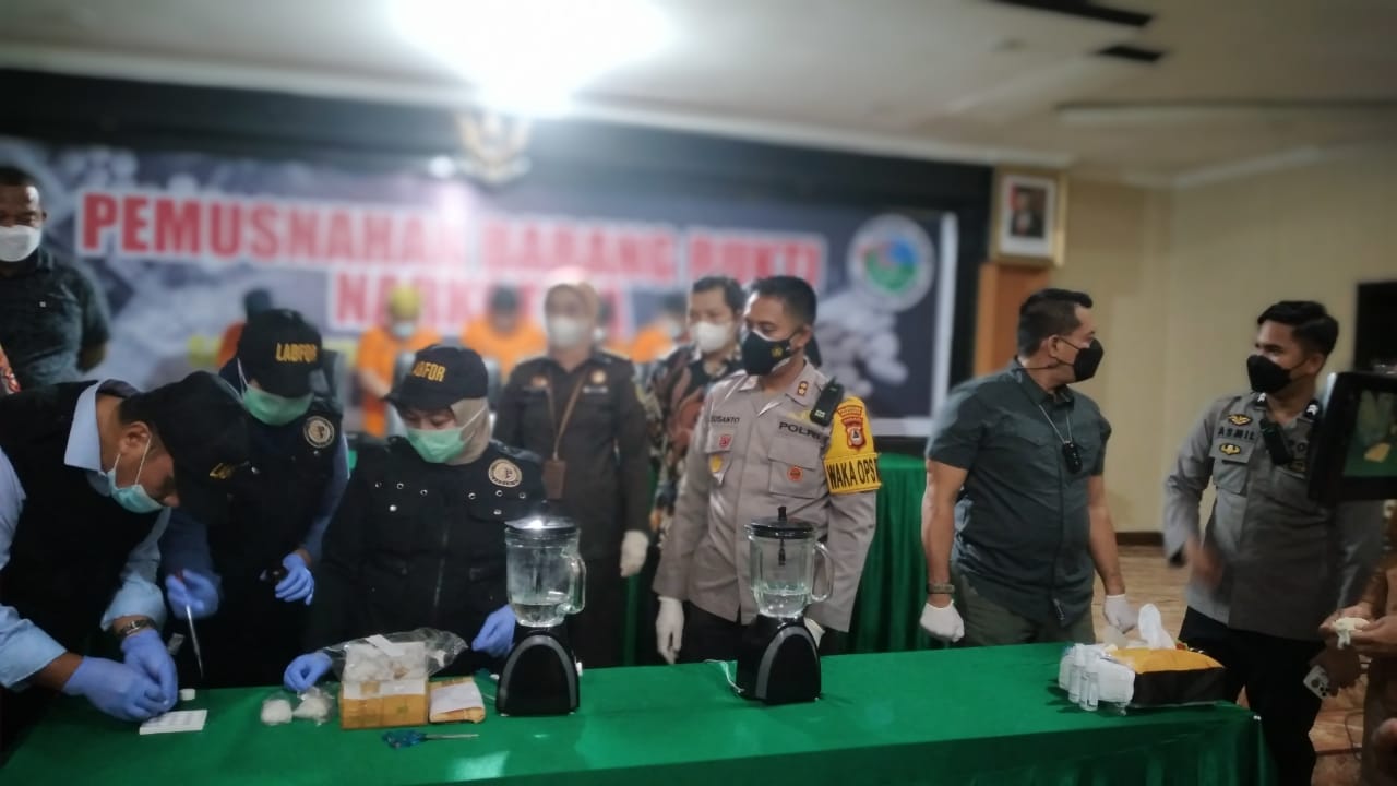 Ratusan Gram Sabu Senilai Rp437 Juta Dimusnahkan Polisi di Makassar